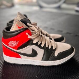 Nike Air Jordan Women’s mids size 9